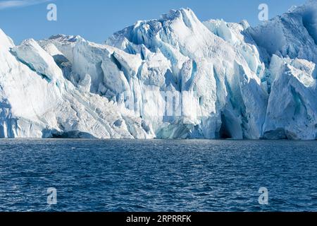 Impressionanti iceberg galleggianti al sole artico nel fiordo di Ilulissat, sito patrimonio dell'umanità dell'UNESCO, vicino a Ilulissat. Ilulissat, Avanaata, Groenlandia Foto Stock