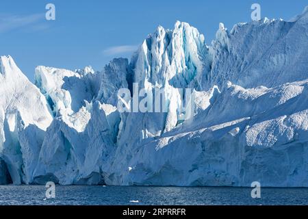 Imponenti iceberg galleggianti sotto il sole artico nel fiordo ghiacciato Ilulissat, patrimonio dell'umanità dell'UNESCO. Ilulissat, Avanaata, Groenlandia, Danimarca Foto Stock