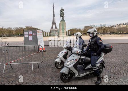 200407 -- PARIGI, 7 aprile 2020 Xinhua -- agenti di polizia che indossano maschere protettive sono visti in una strada a Parigi, in Francia, il 7 aprile 2020. Mentre la Francia è entrata nella sua quarta settimana di confinamento, l'epidemia COVID-19 ha colpito ancora duramente, sostenendo martedì 1.417 più morti in ospedali e case di cura, rendendo le vittime combinate a 10.328, un funzionario sanitario francese ha detto. Foto di Aurelien Morissard/Xinhua FRANCE-PARIS-COVID-19-MEASURES PUBLICATIONxNOTxINxCHN Foto Stock