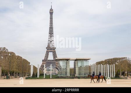 200407 -- PARIGI, 7 aprile 2020 Xinhua -- agenti di polizia pattugliano in una strada a Parigi, Francia, il 7 aprile 2020. Mentre la Francia è entrata nella sua quarta settimana di confinamento, l'epidemia COVID-19 ha colpito ancora duramente, sostenendo martedì 1.417 più morti in ospedali e case di cura, rendendo le vittime combinate a 10.328, un funzionario sanitario francese ha detto. Foto di Aurelien Morissard/Xinhua FRANCE-PARIS-COVID-19-MEASURES PUBLICATIONxNOTxINxCHN Foto Stock