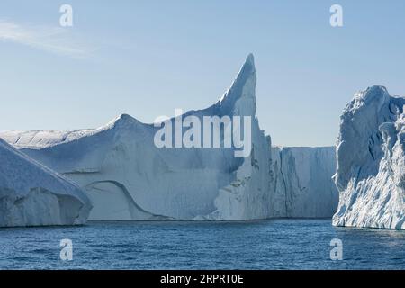 Imponenti iceberg galleggianti sotto il sole artico nel fiordo ghiacciato Ilulissat, patrimonio dell'umanità dell'UNESCO. Ilulissat, Avanaata, Groenlandia, Danimarca Foto Stock