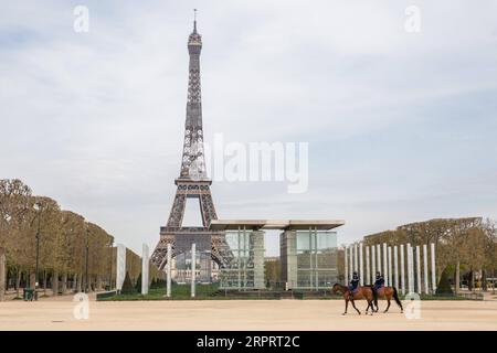 200408 -- PECHINO, 8 aprile 2020 -- agenti di polizia pattugliano in una strada a Parigi, in Francia, il 7 aprile 2020. Mentre la Francia è entrata nella sua quarta settimana di confinamento, l'epidemia COVID-19 ha colpito ancora duramente, sostenendo martedì 1.417 più morti in ospedali e case di cura, rendendo le vittime combinate a 10.328, un funzionario sanitario francese ha detto. Foto di /Xinhua XINHUA FOTO DEL GIORNO AurelienxMorissard PUBLICATIONxNOTxINxCHN Foto Stock