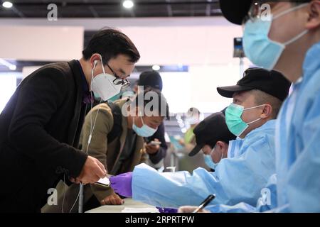 200408 -- CHONGQING, 8 aprile 2020 -- i passeggeri di Wuhan registrano le loro informazioni alla stazione ferroviaria di Chongqing North a Chongqing, nel sud-ovest della Cina, 8 aprile 2020. Mentre il treno Z3 da Pechino a Chongqing raggiungeva la stazione ferroviaria nord di Chongqing mercoledì mattina, il primo gruppo di 87 passeggeri da Wuhan arrivò a Chongqing da quando Wuhan tolse le restrizioni di viaggio in uscita mercoledì. CINA-CHONGQING-PASSEGGERI DA WUHAN CN TANGXYI PUBLICATIONXNOTXINXCHN Foto Stock