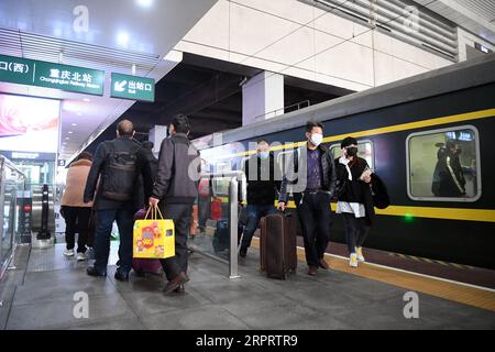 200408 -- CHONGQING, 8 aprile 2020 -- i passeggeri da Wuhan scendono dal treno Z3 alla stazione ferroviaria nord di Chongqing a Chongqing, nel sud-ovest della Cina, 8 aprile 2020. Mentre il treno Z3 da Pechino a Chongqing raggiungeva la stazione ferroviaria nord di Chongqing mercoledì mattina, il primo gruppo di 87 passeggeri da Wuhan arrivò a Chongqing da quando Wuhan tolse le restrizioni di viaggio in uscita mercoledì. CINA-CHONGQING-PASSEGGERI DA WUHAN CN TANGXYI PUBLICATIONXNOTXINXCHN Foto Stock