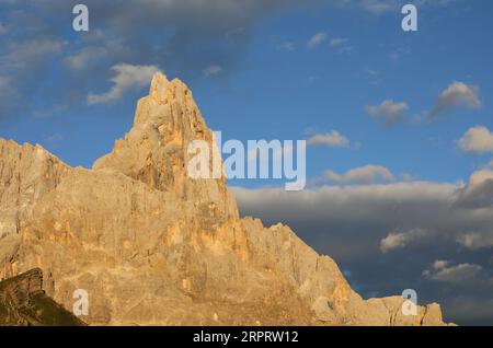 Cima rocciosa delle dolomiti italiane chiamata CIMON DELLA PALA nel nord Italia al tramonto Foto Stock