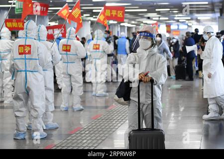 200408 -- PECHINO, 8 aprile 2020 -- i passeggeri del treno ad alta velocità G4802 aspettano di uscire dalla stazione ferroviaria di Pechino Ovest a Pechino, capitale della Cina, 8 aprile 2020. Il G4802, il primo treno ad alta velocità in partenza da Wuhan da quando la città ha ripreso il viaggio di andata, è arrivato alla stazione ferroviaria di Pechino Ovest mercoledì. Wuhan, la megalopoli della Cina centrale, ha revocato le restrizioni di viaggio in uscita da mercoledì dopo quasi 11 settimane di blocco per arginare la diffusione della COVID-19. CINA-PECHINO-TRENO DA WUHAN-ARRIVO CN JUXHUANZONG PUBLICATIONXNOTXINXCHN Foto Stock