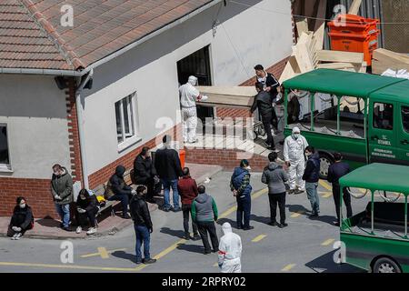 200409 -- ISTANBUL, 9 aprile 2020 -- i membri del personale trasportano una bara di una persona morta di COVID-19 in un luogo di sepoltura a Istanbul, in Turchia, 8 aprile 2020. Mercoledì il ministro turco della sanità Fahrettin Koca ha confermato 4.117 nuovi casi di COVID-19 e altri 87 decessi per il virus in Turchia. Il numero totale di casi confermati di COVID-19 in Turchia è salito a 38.226, mentre il bilancio delle vittime è salito a 812, Koca ha twittato. TURCHIA-ISTANBUL-COVID-19 XuxSuhui PUBLICATIONxNOTxINxCHN Foto Stock