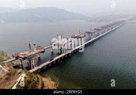 200409 -- ZHENGZHOU, 9 aprile 2020 -- foto aerea scattata il 9 aprile 2020 mostra il cantiere di un ponte della superstrada Mianchi-Yuanqu sul fiume giallo, nella provincia centrale di Henan nella Cina. Il ponte è un'importante superstrada interprovinciale che collega le province di Shanxi e Henan, con una lunghezza di 1.757 metri e una larghezza di 33 metri. Il progetto dovrebbe essere completato e aperto al traffico entro la fine del 2020. CHINA-HENAN-YELLOW RIVER-BRIDGE-CONSTRUCTION CN ZHUXXIANG PUBLICATIONXNOTXINXCHN Foto Stock