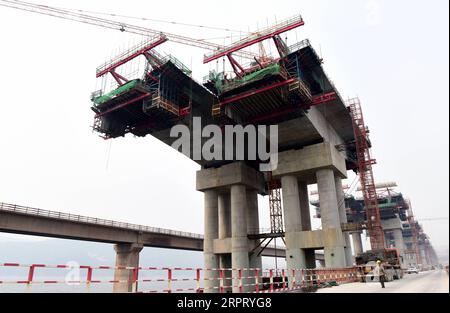 200409 -- ZHENGZHOU, 9 aprile 2020 -- foto scattata il 9 aprile 2020 mostra il cantiere di un ponte della superstrada Mianchi-Yuanqu sul fiume giallo, nella provincia centrale di Henan nella Cina. Il ponte è un'importante superstrada interprovinciale che collega le province di Shanxi e Henan, con una lunghezza di 1.757 metri e una larghezza di 33 metri. Il progetto dovrebbe essere completato e aperto al traffico entro la fine del 2020. CHINA-HENAN-YELLOW RIVER-BRIDGE-CONSTRUCTION CN ZHUXXIANG PUBLICATIONXNOTXINXCHN Foto Stock