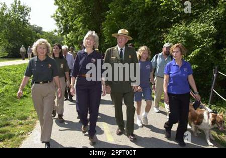 Direttore del National Park Service Fran Mainella, Segretario Gale Norton, Chesapeake e Ohio Canal National Historical Park Head Doug Faris, e la deputata del Maryland Connie Morella, da sinistra a destra, in un'escursione lungo il sentiero di traino del canale e il Capital Crescent Trail per il National Trails Day, Washington D.C. area Foto Stock