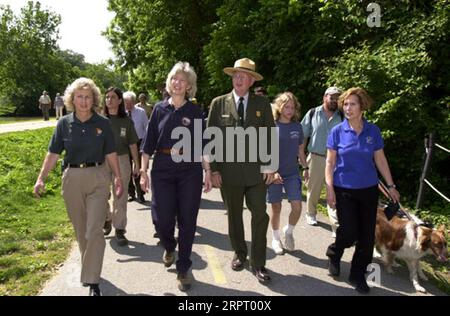 Direttore del National Park Service Fran Mainella, Segretario Gale Norton, Chesapeake e Ohio Canal National Historical Park Head Doug Faris, e la deputata del Maryland Connie Morella, da sinistra a destra, in un'escursione lungo il sentiero di traino del canale e il Capital Crescent Trail per il National Trails Day, Washington D.C. area Foto Stock