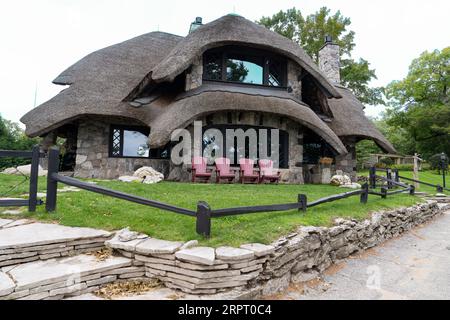 La Thatch House, una delle Case dei funghi, progettata dall'architetto Earl Young nel XX secolo, con tetto in paglia il 24 agosto 2023 a Charlevoix, M. Foto Stock