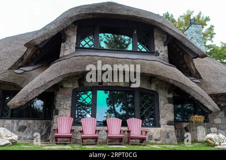 La Thatch House, una delle Case dei funghi, progettata dall'architetto Earl Young nel XX secolo, con tetto in paglia il 24 agosto 2023 a Charlevoix, M. Foto Stock