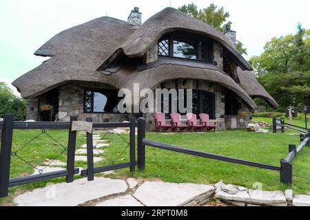 La Thatch House, una delle Case dei funghi, progettata dall'architetto Earl Young nel XX secolo, con tetto in paglia il 24 agosto 2023 a Charlevoix, M. Foto Stock