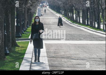 200409 -- MOSCA, 9 aprile 2020 Xinhua -- Una donna che indossa la maschera cammina per strada a Mosca, Russia, 9 aprile 2020. I casi di COVID-19 della Russia sono cresciuti di un nuovo record giornaliero di 1.459 nelle ultime 24 ore per raggiungere i 10.131 di giovedì, coprendo la maggior parte delle regioni del paese, sono stati mostrati dati ufficiali. Il bilancio delle vittime è salito a 76 dal giorno precedente 63, e 698 persone si sono riprese, di cui 118 nelle ultime 24 ore, il centro di risposta al coronavirus della Russia ha detto in una dichiarazione. Xinhua/Evgeny Sinitsyn RUSSIA-MOSCA-COVID-19 PUBLICATIONxNOTxINxCHN Foto Stock