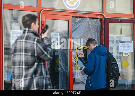 200409 -- MOSCA, 9 aprile 2020 Xinhua -- la gente fa la fila per portare via il cibo a Mosca, in Russia, 9 aprile 2020. I casi di COVID-19 della Russia sono cresciuti di un nuovo record giornaliero di 1.459 nelle ultime 24 ore per raggiungere i 10.131 di giovedì, coprendo la maggior parte delle regioni del paese, sono stati mostrati dati ufficiali. Il bilancio delle vittime è salito a 76 dal giorno precedente 63, e 698 persone si sono riprese, di cui 118 nelle ultime 24 ore, il centro di risposta al coronavirus della Russia ha detto in una dichiarazione. Xinhua/Evgeny Sinitsyn RUSSIA-MOSCA-COVID-19 PUBLICATIONxNOTxINxCHN Foto Stock