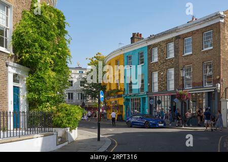 Case colorate e negozi all'estremità sud di Portobello Road, Notting Hill, West London UK, in estate Foto Stock