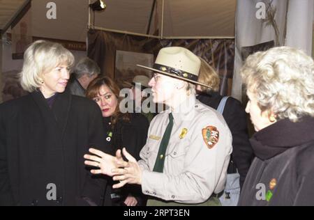 Eventi, con il segretario Gale Norton, che segna il debutto della mostra itinerante Lewis e Clark Bicentennial, Corps of Discovery II, Monticello, Virginia Foto Stock