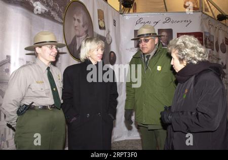 Il segretario Gale Norton visitò le mostre al debutto della mostra itinerante del Lewis and Clark Bicentennial, Corps of Discovery II, a Monticello, Virginia Foto Stock