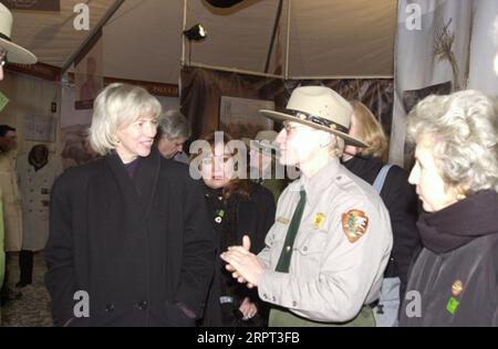 Il segretario Gale Norton visitò le mostre al debutto della mostra itinerante del Lewis and Clark Bicentennial, Corps of Discovery II, a Monticello, Virginia Foto Stock