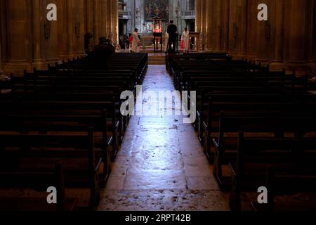 200410 -- LISBONA, 10 aprile 2020 -- la messa del venerdì Santo si tiene a porte chiuse e viene trasmessa sui social network a causa della diffusione della COVID-19 nella cattedrale di Lisbona, in Portogallo, il 10 aprile 2020. Il presidente portoghese Marcelo Rebelo de Sousa ha annunciato venerdì che proporrà al parlamento l'estensione dello stato di emergenza fino al 1° maggio nel paese. Il Portogallo venerdì ha riportato 1.516 nuovi casi di COVID-19 nelle ultime 24 ore, il più alto aumento giornaliero fino ad oggi, portando il totale da 13.956 a 15.472, secondo le autorità sanitarie. Foto di /Xinhua PORTUGAL-LISBON-COVI Foto Stock