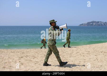 200411 -- ACAPULCO, 11 aprile 2020 -- soldati pattugliano su una spiaggia chiusa a causa della pandemia di COVID-19 ad Acapulco, Messico, 10 aprile 2020. Foto di /Xinhua MEXICO-ACAPULCO-BEACH-CLOSURE FRANYELIxGARCIA PUBLICATIONxNOTxINxCHN Foto Stock