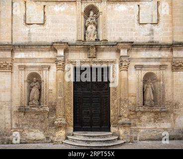 Facciata e ingresso di una delle tante antiche chiese di Matera, Basilicata, Italia Foto Stock