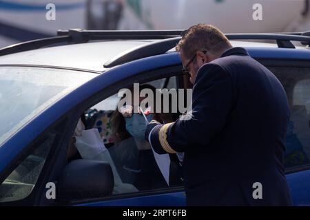 200412 -- PIREO, 12 aprile 2020 -- Un membro della Guardia Costiera greca controlla un passeggero su una nave nel Pireo, in Grecia, 11 aprile 2020. Le infezioni totali da COVID-19 in Grecia sono ora pari a 2.081 e i decessi hanno raggiunto 93 dall'inizio dell'epidemia nel paese il 26 febbraio. GRECIA-PIREO-PORTO-COVID-19 MariosxLolos PUBLICATIONxNOTxINxCHN Foto Stock