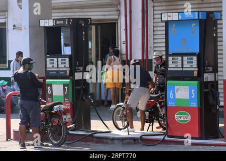 Coronavirus, Eindrücke aus Havanna, Kuba 200412 -- L'AVANA, 12 aprile 2020 -- le persone che indossano maschere sono viste per strada a l'Avana, Cuba, 11 aprile 2020. Il governo cubano ha iniziato a sospendere i trasporti pubblici da sabato come misura preventiva contro la COVID-19. Cuba ha adottato misure come la chiusura delle frontiere, la sospensione dei trasporti interprovinciali e la chiusura delle scuole per frenare la diffusione dell'epidemia. CUBA-HAVANA-COVID-19 ZhuxWanjun PUBLICATIONxNOTxINxCHN Foto Stock