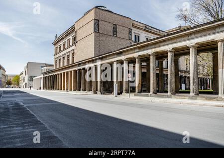 200412 -- BERLINO, 12 aprile 2020 Xinhua -- strade vuote sono viste di fronte al Neues Museum New Museum di Berlino, capitale della Germania, 11 aprile 2020. Secondo il Robert Koch Institute, quasi 120.000 persone in Germania sono risultate positive al coronavirus, e più di 2.500 sono morte a partire da venerdì mezzanotte. Foto di Binh Truong/Xinhua GERMANY-BERLIN-COVID-19 PUBLICATIONxNOTxINxCHN Foto Stock