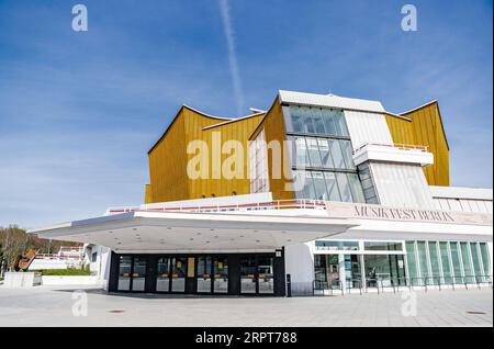 200412 -- BERLINO, 12 aprile 2020 Xinhua -- la foto scattata l'11 aprile 2020 mostra la sala da concerto chiusa della Berliner Philharmonie a Berlino, capitale della Germania. Secondo il Robert Koch Institute, quasi 120.000 persone in Germania sono risultate positive al coronavirus, e più di 2.500 sono morte a partire da venerdì mezzanotte. Foto di Binh Truong/Xinhua GERMANY-BERLIN-COVID-19 PUBLICATIONxNOTxINxCHN Foto Stock