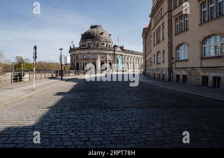 200412 -- BERLINO, 12 aprile 2020 Xinhua -- pochi pedoni sono visti vicino al Museo Bode di Berlino, capitale della Germania, 11 aprile 2020. Secondo il Robert Koch Institute, quasi 120.000 persone in Germania sono risultate positive al coronavirus, e più di 2.500 sono morte a partire da venerdì mezzanotte. Foto di Binh Truong/Xinhua GERMANY-BERLIN-COVID-19 PUBLICATIONxNOTxINxCHN Foto Stock