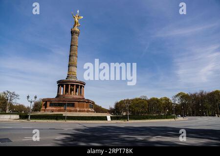 200412 -- BERLINO, 12 aprile 2020 Xinhua -- strade vuote si vedono vicino alla colonna della Vittoria di Berlino, capitale della Germania, 11 aprile 2020. Secondo il Robert Koch Institute, quasi 120.000 persone in Germania sono risultate positive al coronavirus, e più di 2.500 sono morte a partire da venerdì mezzanotte. Foto di Binh Truong/Xinhua GERMANY-BERLIN-COVID-19 PUBLICATIONxNOTxINxCHN Foto Stock