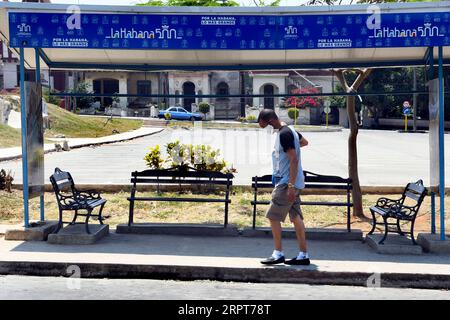 200412 -- L'AVANA, 12 aprile 2020 -- Un uomo che indossa una maschera cammina davanti a una stazione degli autobus a l'Avana, Cuba, 11 aprile 2020. Il governo cubano ha iniziato a sospendere i trasporti pubblici da sabato come misura preventiva contro la COVID-19. Cuba ha adottato misure come la chiusura delle frontiere, la sospensione dei trasporti interprovinciali e la chiusura delle scuole per frenare la diffusione dell'epidemia. CUBA-HAVANA-COVID-19 ZhuxWanjun PUBLICATIONxNOTxINxCHN Foto Stock