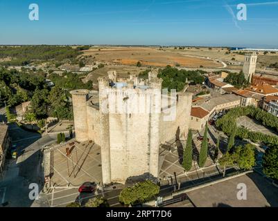 Vista aerea del castello feudale medievale di Torija nella provincia di Guadalajara, in Spagna, costruito dai cavalieri templari. Struttura rettangolare con 3 torri rotonde Foto Stock