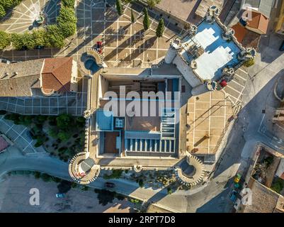 Vista aerea del castello feudale medievale di Torija nella provincia di Guadalajara, in Spagna, costruito dai cavalieri templari. Struttura rettangolare con 3 torri rotonde Foto Stock