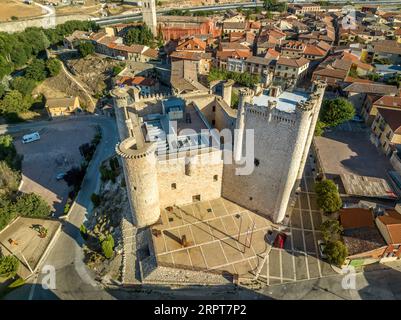 Vista aerea del castello feudale medievale di Torija nella provincia di Guadalajara, in Spagna, costruito dai cavalieri templari. Struttura rettangolare con 3 torri rotonde Foto Stock