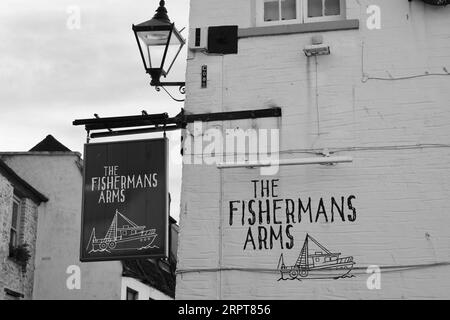 Pub e ristoranti in questa antica baia imbiancata sono nomi adatti a riflettere la storia del contrabbando del villaggio Foto Stock