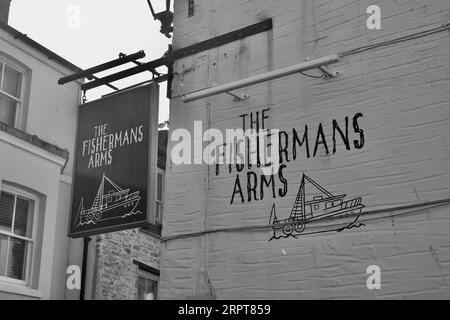 Pub e ristoranti in questa antica baia imbiancata sono nomi adatti a riflettere la storia del contrabbando del villaggio Foto Stock