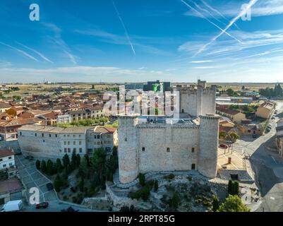 Vista aerea del castello feudale medievale di Torija nella provincia di Guadalajara, in Spagna, costruito dai cavalieri templari. Struttura rettangolare con 3 torri rotonde Foto Stock