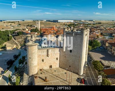 Vista aerea del castello feudale medievale di Torija nella provincia di Guadalajara, in Spagna, costruito dai cavalieri templari. Struttura rettangolare con 3 torri rotonde Foto Stock