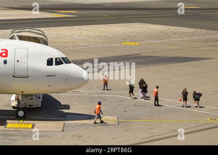 Luqa, Malta - 7 agosto 2023: Passeggeri che camminano a bordo di un Airbus A320 Neo Air Malta presso l'aeroporto internazionale dell'isola Foto Stock