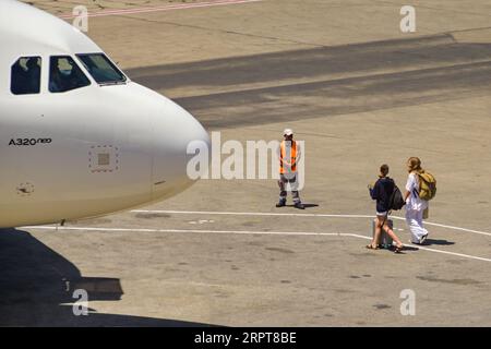 Luqa, Malta - 7 agosto 2023: Passeggeri che camminano a bordo di un Airbus A320 Neo Air Malta presso l'aeroporto internazionale dell'isola Foto Stock