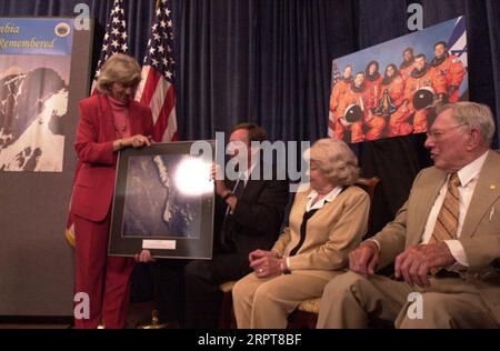 Il segretario Gale Norton con la famiglia del defunto astronauta David Brown, tra cui, da sinistra a destra, fratello Doug, madre Dorothy, e padre Paul, esaminando la foto all'evento Department of Interior che segna il nome di Columbia Point, in Colorado, in onore dell'ultimo viaggio dello Space Shuttle Columbia Foto Stock