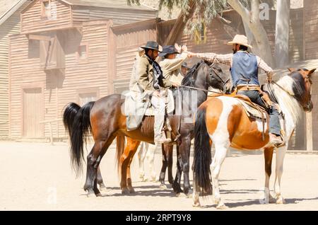 ALMERIA, SPAGNA - 3 APRILE 2023 Uno spettacolo in una città americana dallo stile del selvaggio West, situato nel paesaggio naturale del deserto di Tabernas ad Almeri Foto Stock