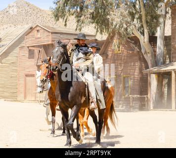 ALMERIA, SPAGNA - 3 APRILE 2023 Uno spettacolo in una città americana dallo stile del selvaggio West, situato nel paesaggio naturale del deserto di Tabernas ad Almeri Foto Stock