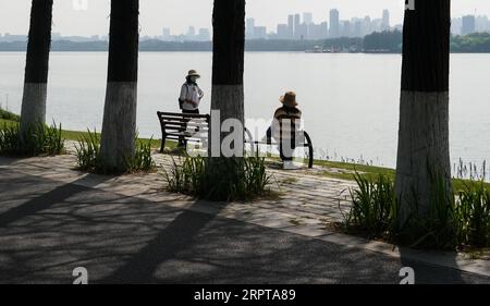 200413 -- WUHAN, 13 aprile 2020 -- le persone si divertono al Donghu greenway a Wuhan, nella provincia di Hubei della Cina centrale, 13 aprile 2020. Mentre l'epidemia di coronavirus cala, sempre più persone vengono a Donghu greenway per godersi la primavera. CHINA-HUBEI-WUHAN-GREENWAY CN Chengxmin PUBLICATIONxNOTxINxCHN Foto Stock