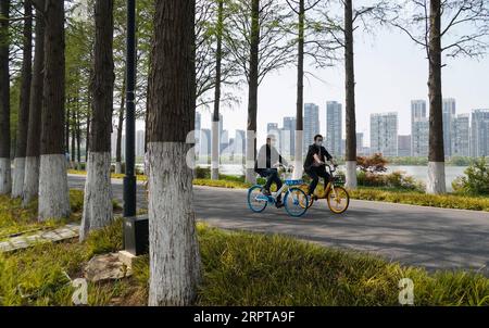 200413 -- WUHAN, 13 aprile 2020 -- la gente va in bicicletta sulla strada di Donghu greenway a Wuhan, provincia di Hubei, 13 aprile 2020. Mentre l'epidemia di coronavirus cala, sempre più persone vengono a Donghu greenway per godersi la primavera. CHINA-HUBEI-WUHAN-GREENWAY CN Chengxmin PUBLICATIONxNOTxINxCHN Foto Stock