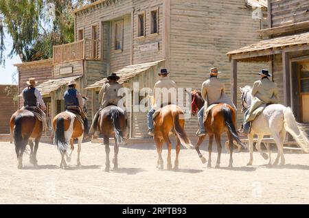 ALMERIA, SPAGNA - 3 APRILE 2023 Uno spettacolo in una città americana dallo stile del selvaggio West, situato nel paesaggio naturale del deserto di Tabernas ad Almeri Foto Stock