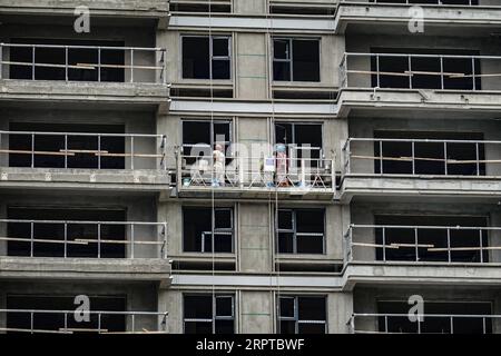 Vista dell'edificio residenziale in costruzione. Sia i mercati delle case nuove che quelli delle case usate hanno visto aumentare l'attività di mercato durante il fine settimana dopo tutte e quattro le città di primo livello, ossia Pechino, Shanghai, Guangzhou e Shenzhen, politiche semplificate sugli acquisti di immobili residenziali.secondo le nuove politiche, le famiglie in quelle città con record ipotecari ma nessuna proprietà locale di immobili saranno trattate come acquirenti di case per la prima volta, ammissibili a pagamenti agevolati e tassi ipotecari più bassi. Foto Stock